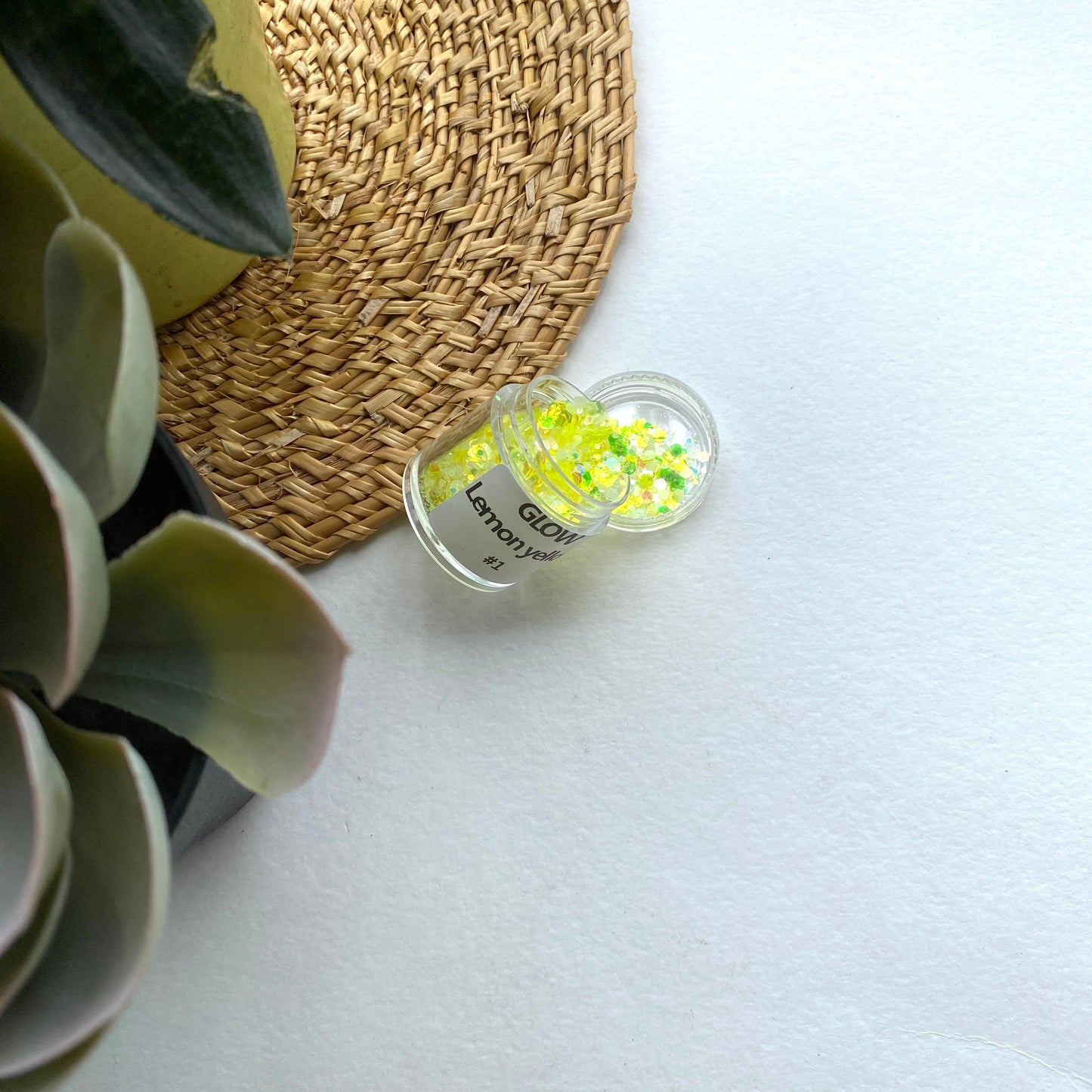 Shimmer glow magic lemon yellow | 3x3 cm plastic box